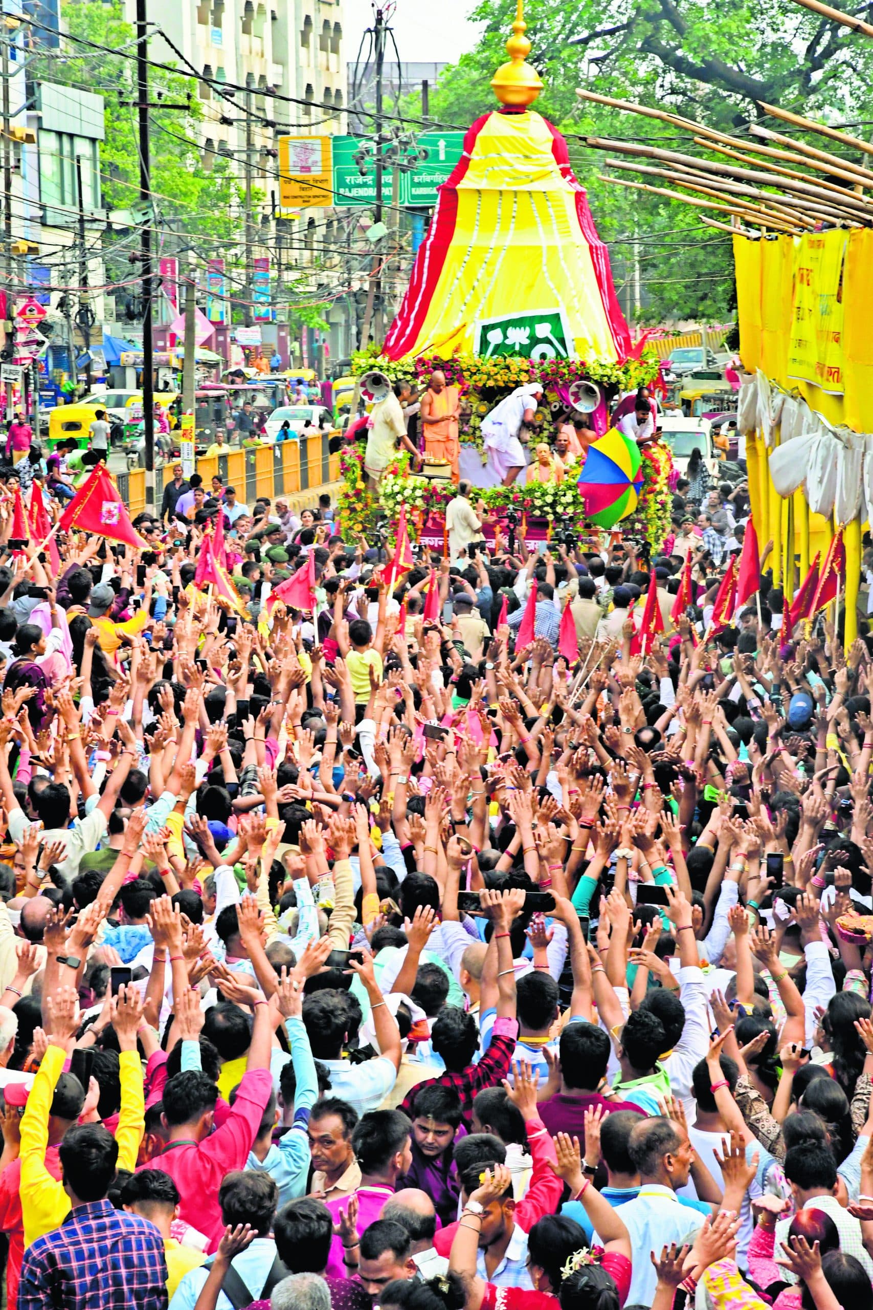 रथ पर सवार होकर निकले भगवान जगन्नाथ