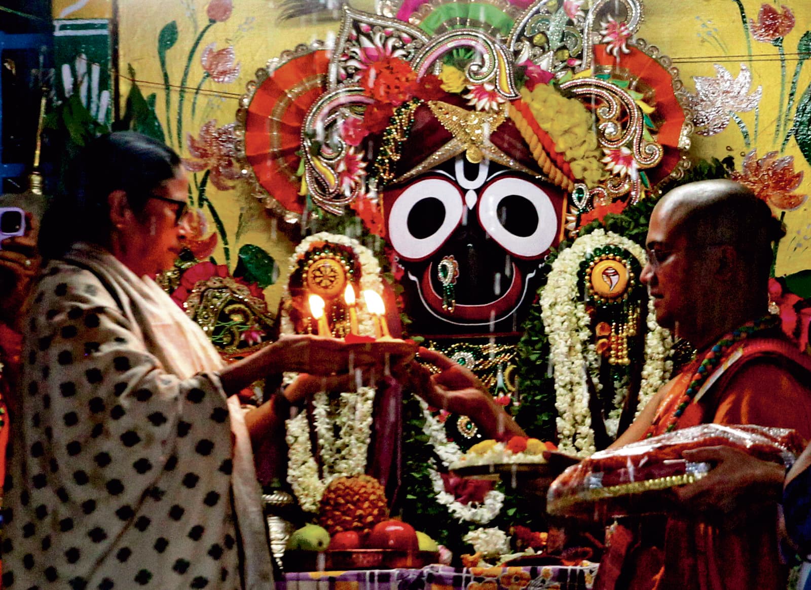 कोलकाता में इस्कॉन की रथयात्रा, सीएम हुईं शामिल