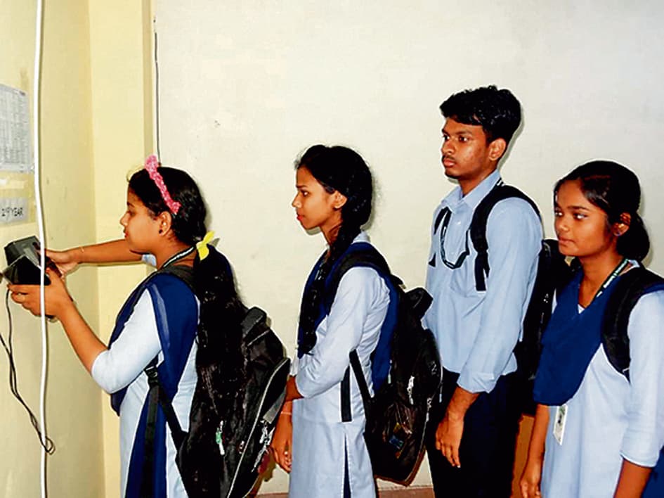 अब डिजिटल अटेंडेंस मशीन से होगी हाजिरी