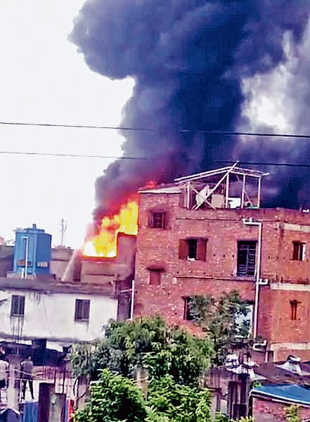 प्लास्टिक कारखाने में लगी भीषण आग, दहशत में दूसरे तल से कूदा युवक, जख्मी