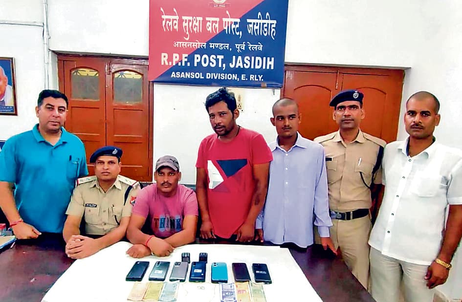 चोरी के सामान के साथ तीन गिरफ्तार