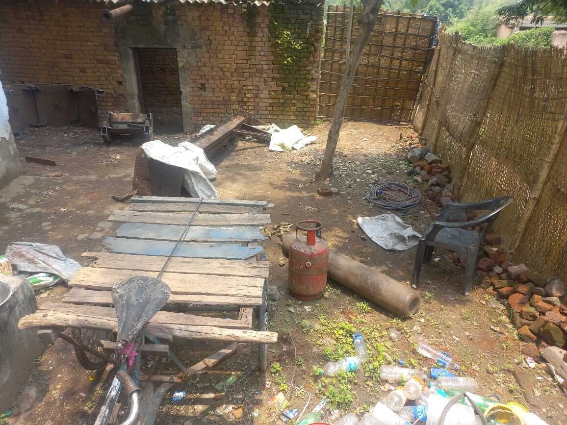 बोर्रागढ़ के अवैध गोदाम में सीआइएसएफ का छापा, पांच टन लोहा व गैस कटर जब्त