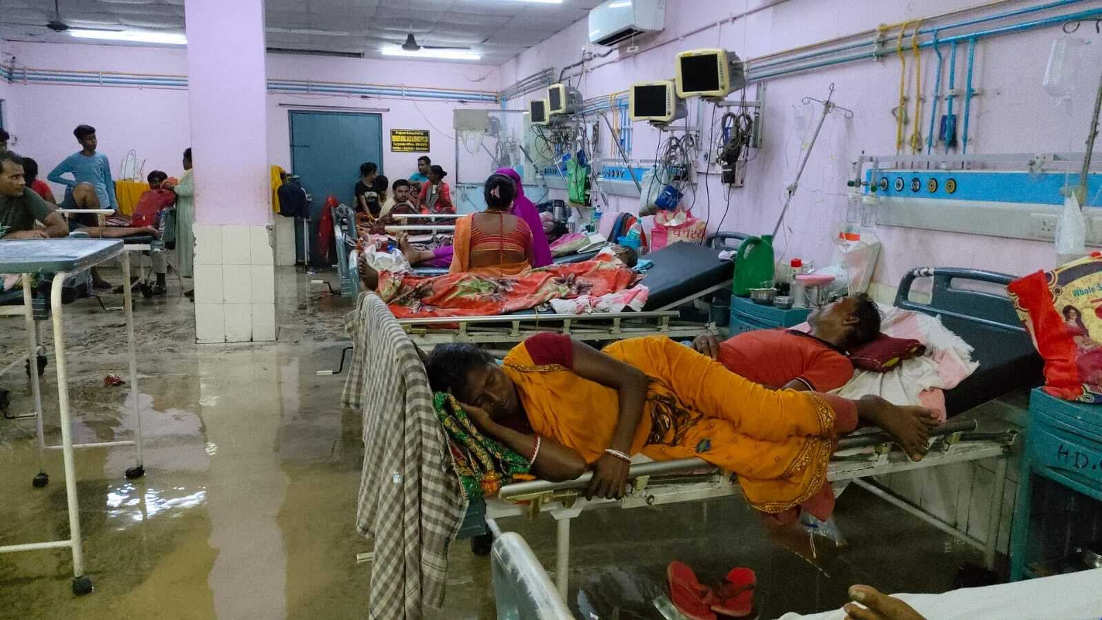 SNMMCH : कई वार्डों में दो फीट तक घुसा बारिश का पानी, परेशान हुए मरीज और स्वास्थ्यकर्मी