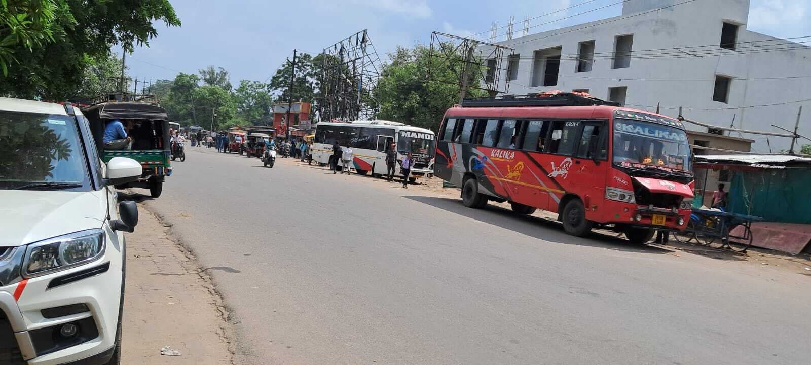 स्टैंड के बाहर बस खड़ी कर बैठाते हैं यात्री, लगती है सड़क जाम