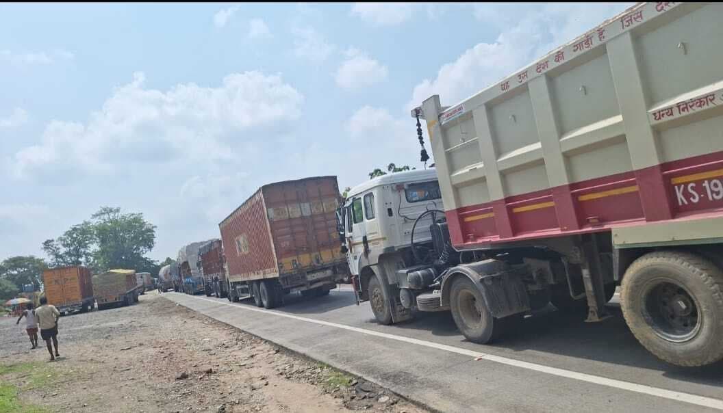 चौपारण में जीटी रोड 16 घंटे जाम