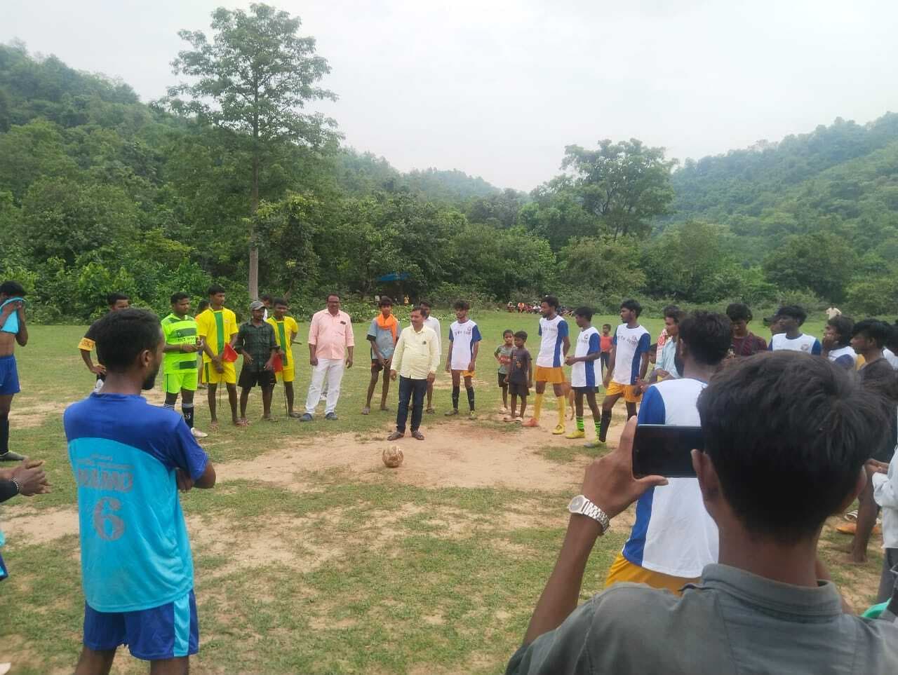 पुरणपनियां में बन्हे बाबा फुटबाल टूर्नामेंट का उदघाटन