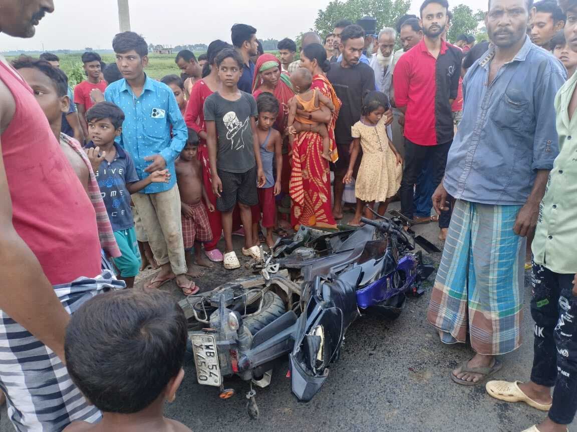 बाइक चालक ने सड़क किनारे खड़े युवक को मारा धक्का, दो जख्मी