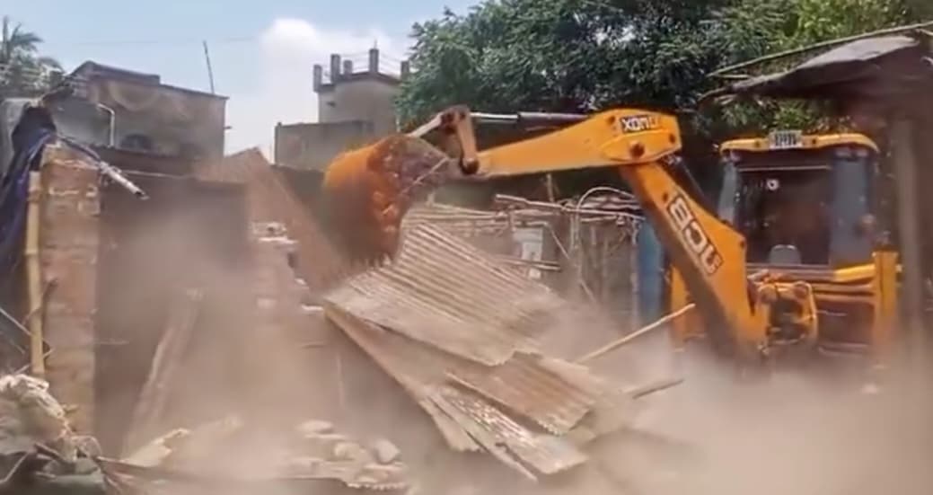 मेमारी में रेलवे की जमीन से हटाया गया अतिक्रमण