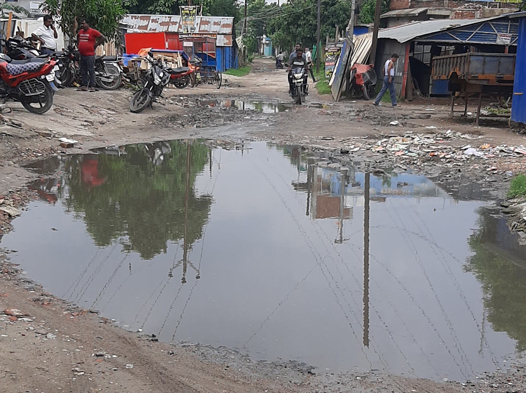 बरसात में दुर्घटना को आमंत्रण दे रहा आकाशवाणी रोड