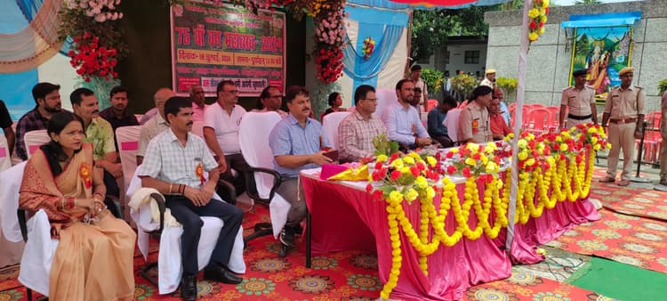 नवोदय विद्यालय में वन महोत्सव का हुआ आयोजन