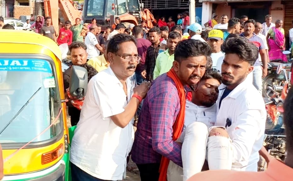 बंडासिंघा मोड़ पर दो बाइक की टक्कर में सात लोग घायल, तीन रेफर