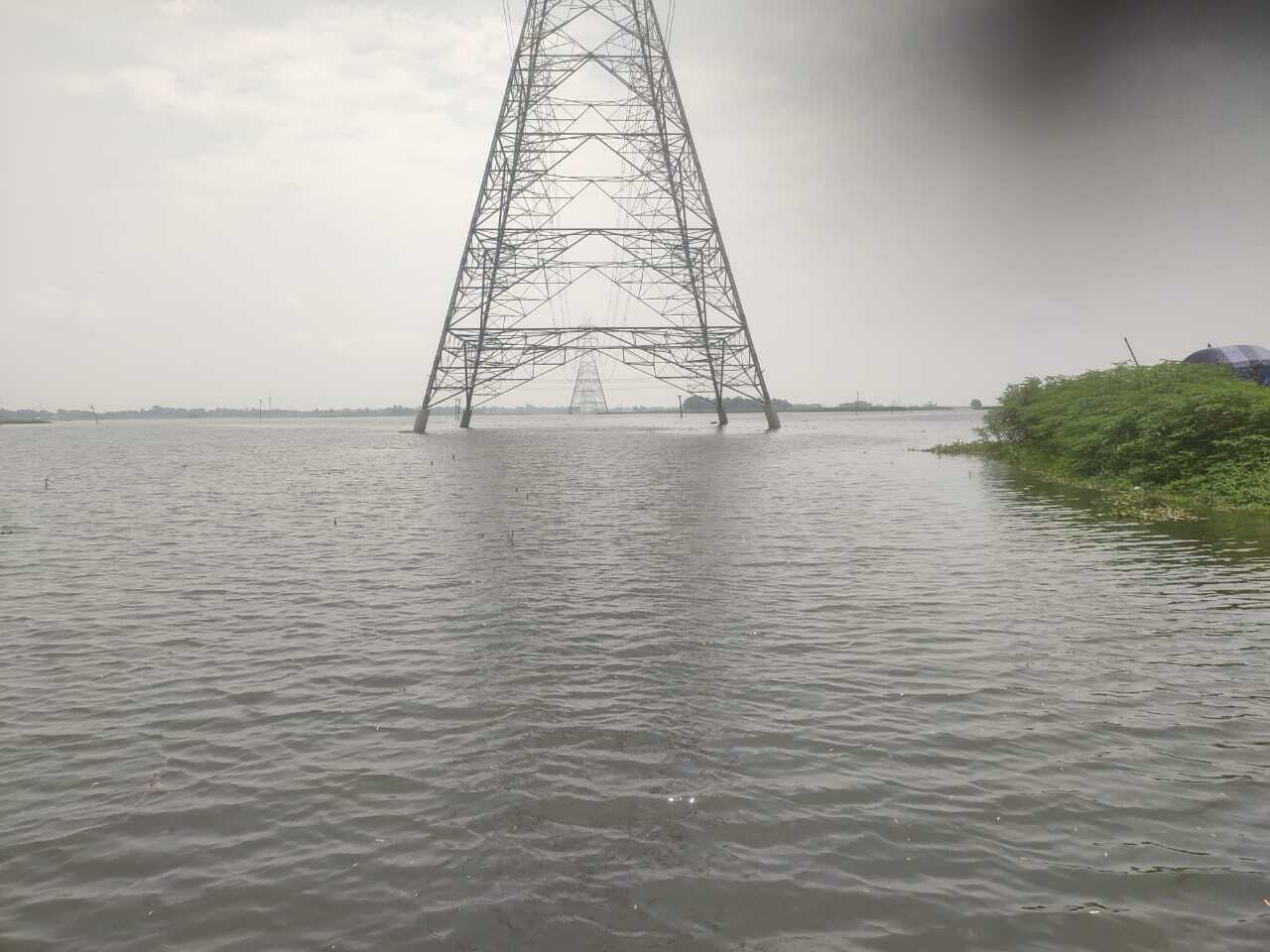 दर्जनों घरों में घुसा पानी, प्रशासनिक सुविधा नदारद