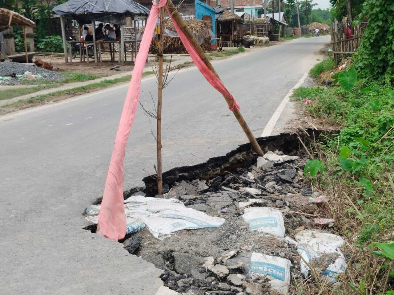 राहगीरों के लिए खतरनाक बना रेनकट