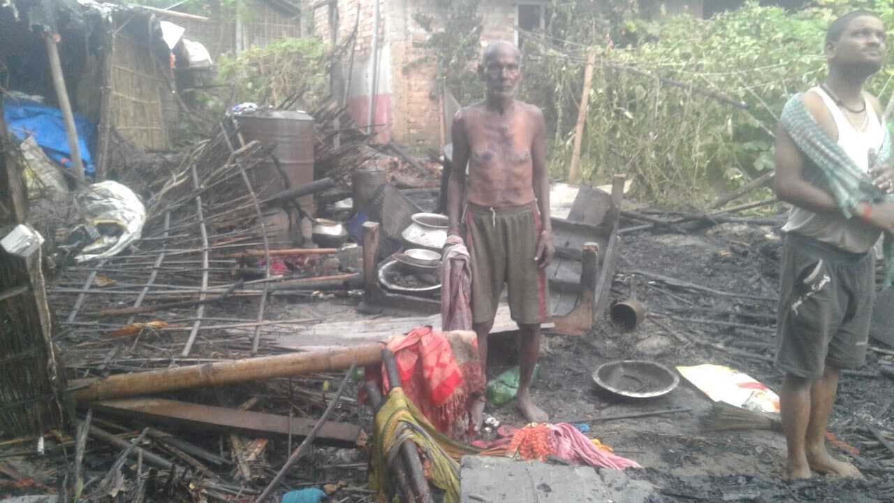 गैस सिलिंडर फटने से लगी आग, चार घर जले