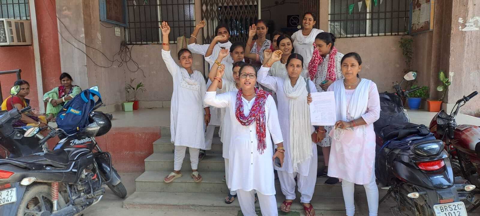 फेस अटेंडेंस के विरोध में एनएचएम कर्मियों ने डीएचएस पहुंचकर किया प्रदर्शन