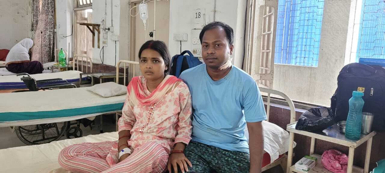 रेलकर्मी के आवास में घुस कर दंपती को मारा चाकू, लूटी चेन