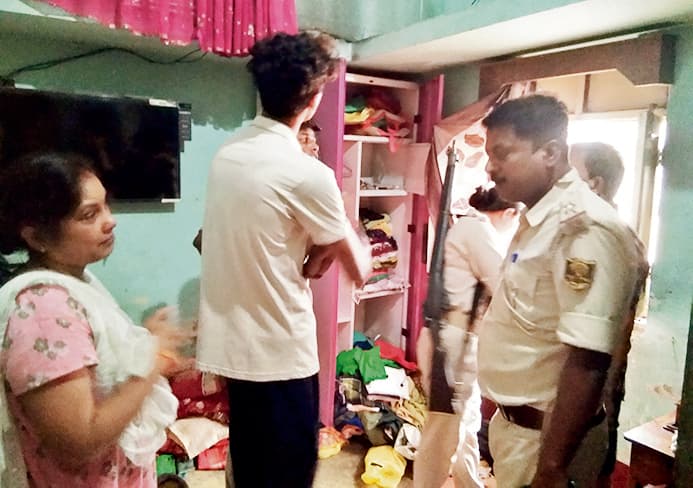 ग्रिल तोड़ कर लाखों रुपये के आभूषणों सहित नकदी उड़ायी