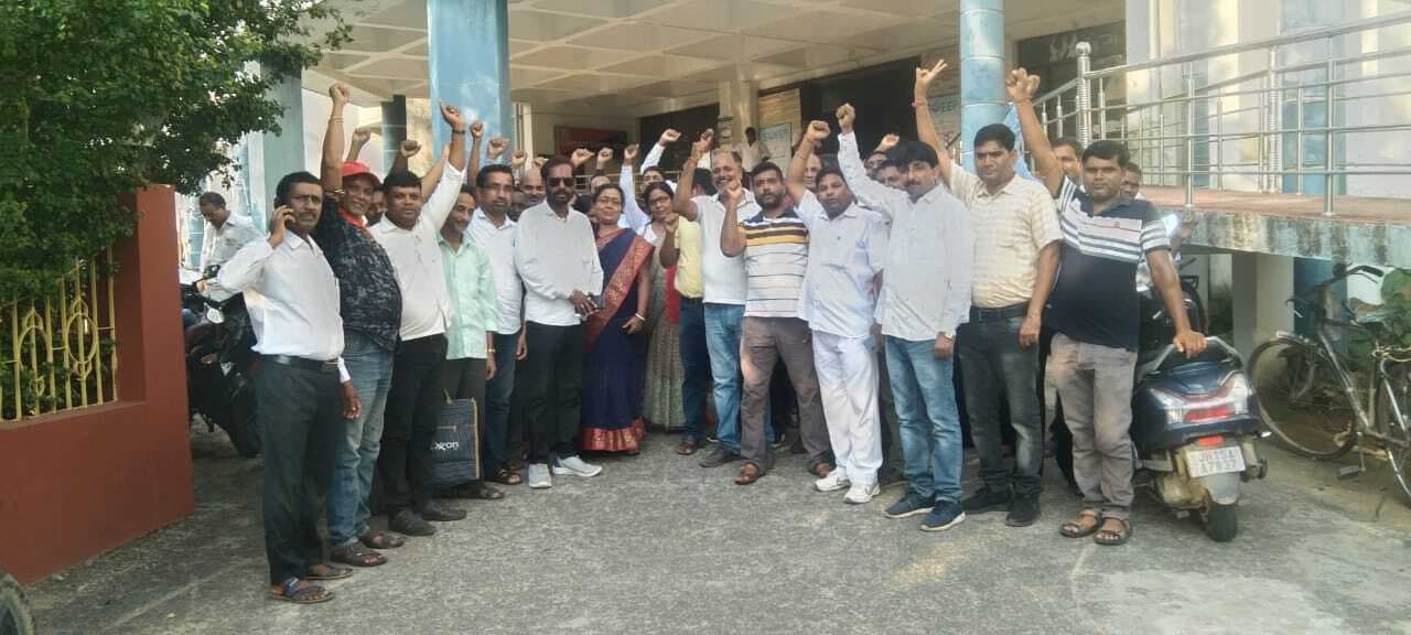 सहायक अध्यापकों ने सीएम के नाम डीसी को सौंपा मांग-पत्र