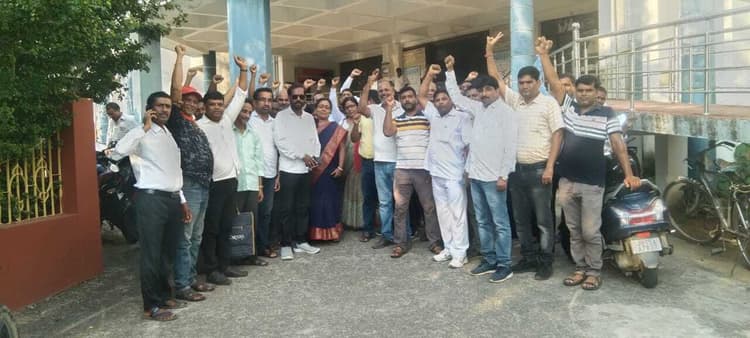 सहायक अध्यापकों ने सीएम के नाम डीसी को सौंपा मांग-पत्र