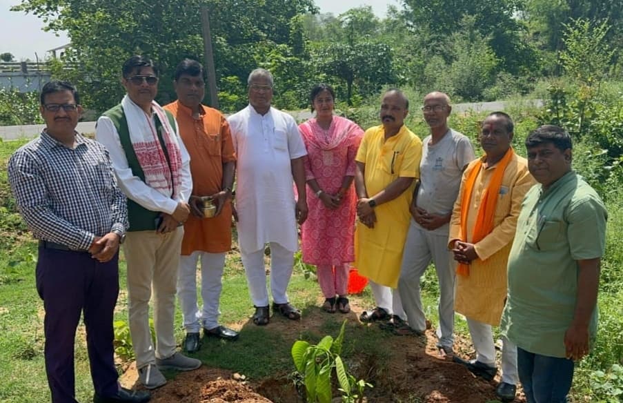 आरोग्य भारती के सदस्यों ने किया पौधरोपण