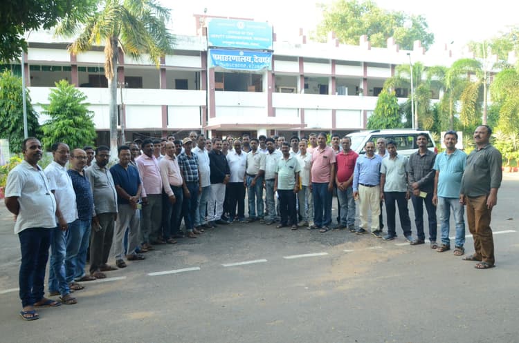 सहायक अध्यापकों ने सरकार पर लगाया वादाखिलाफी का आरोप, डीसी को ज्ञापन सौंपा