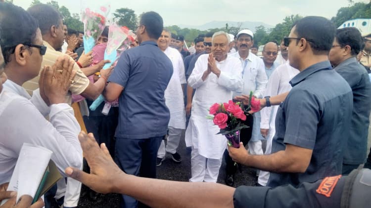 बाढ़ से बचाव को लेकर मुख्यमंत्री ने किया हवाई सर्वे व गंडक बराज का निरीक्षण