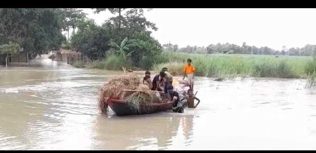 गंडक नदी के उफान से तराई क्षेत्र में फैला बाढ़ का पानी