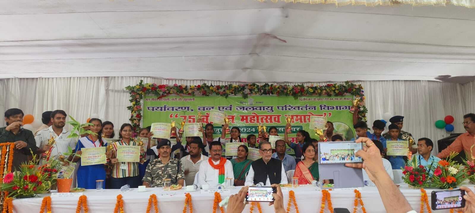 पर्यावरण की सुरक्षा के लिए पेड़ जरूर लगायें : राधामोहन