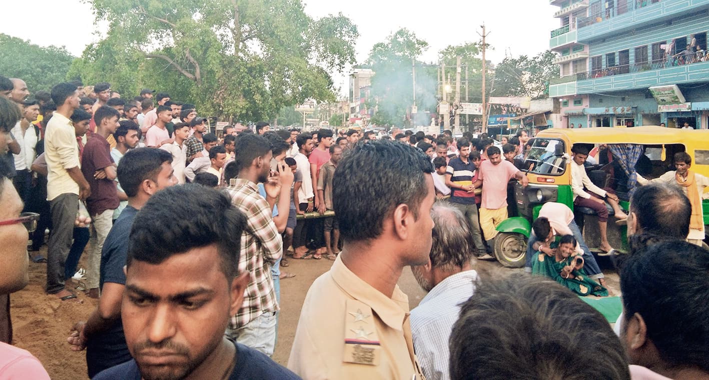 घायल बच्चे ने दम तोड़ा, जाम की सड़क