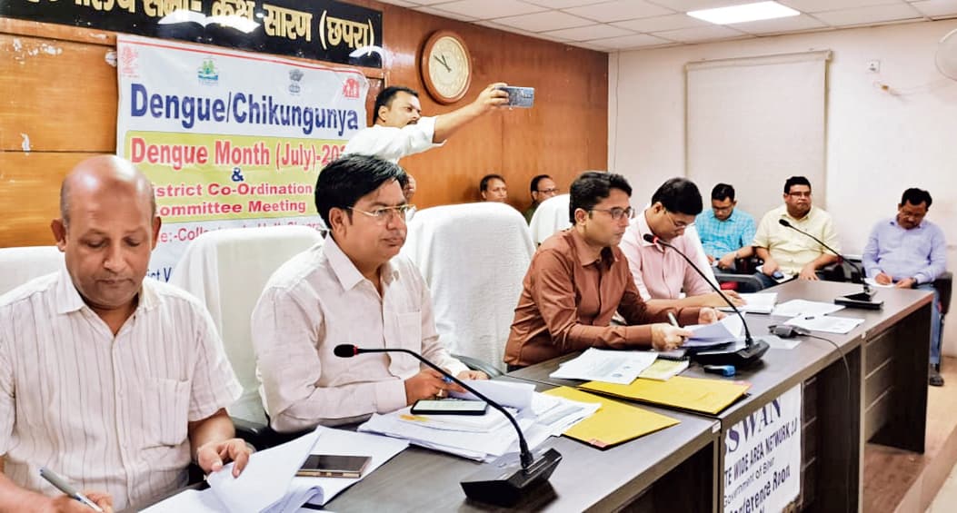 संभावित बाढ़ के मद्देनजर अधिकारी रहें सतर्क : डीएम