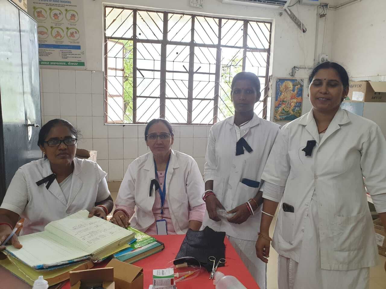 रोस्टर क्लियरेंस नहीं करने पर स्वास्थ्य कर्मियों ने काला बिल्ला लगा जताया विरोध