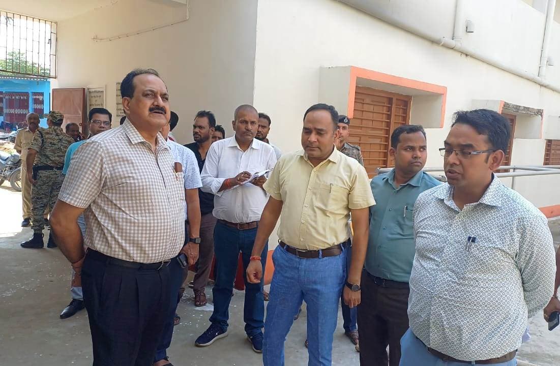 बालू बिछाव नहीं होने पर आयुक्त ने आरसीडी के अभियंता को लगायी फटकार, ससमय कार्य पूर्ण करने की दी हिदायत