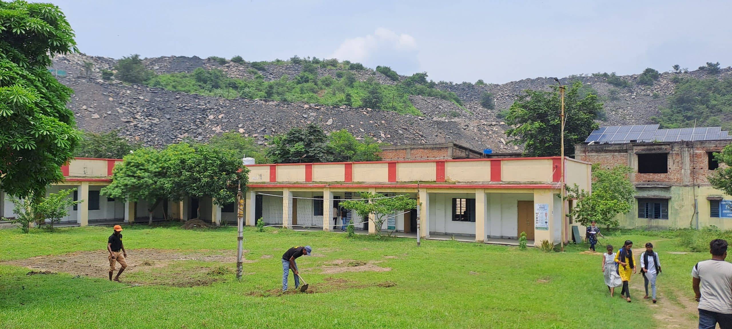 ओबी के आगोश में कॉलेज, दहशत में विद्यार्थी