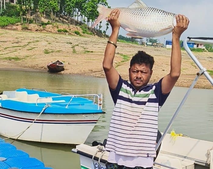 कोनार डैम से पकड़ी गयी 32 किलो की मछली