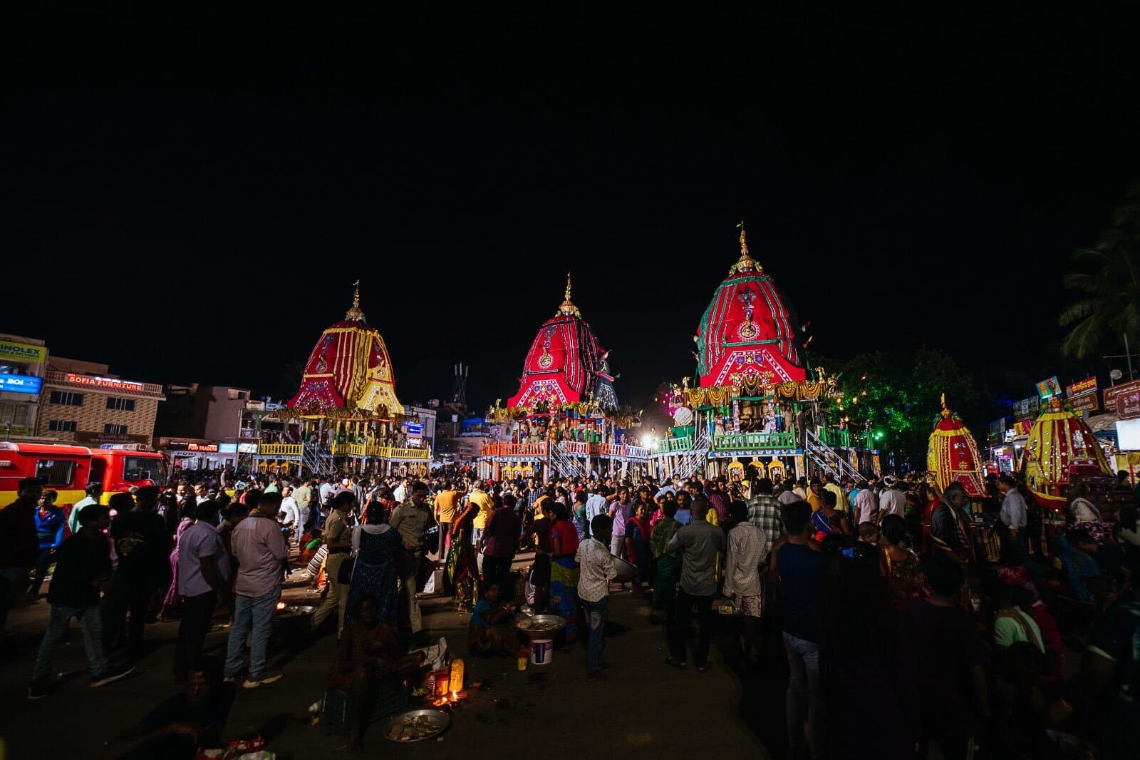 पुरी : भगवान जगन्नाथ, बलभद्र व देवी सुभद्रा के रथ श्रीगुंडिचा मंदिर पहुंचे