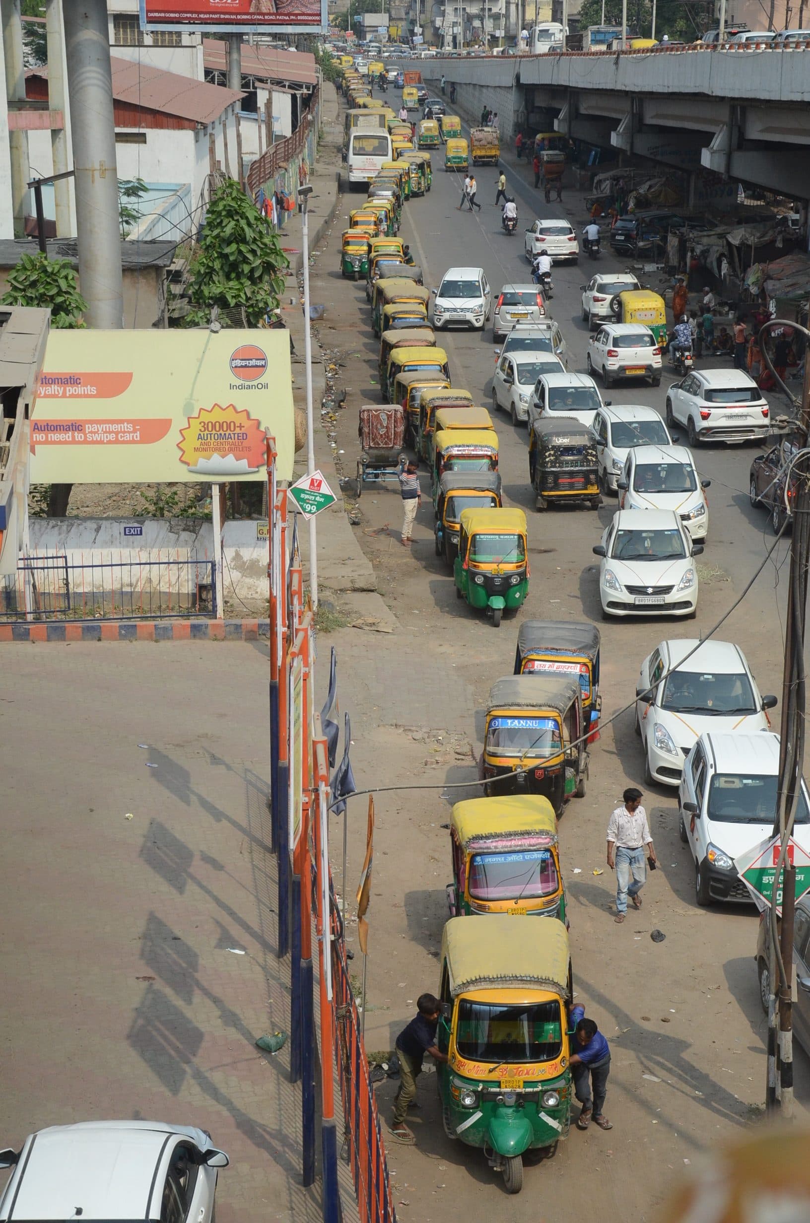 सीएनजी वाहन बढ़ने व सप्लाइ कम होने से लोगों को परेशानी