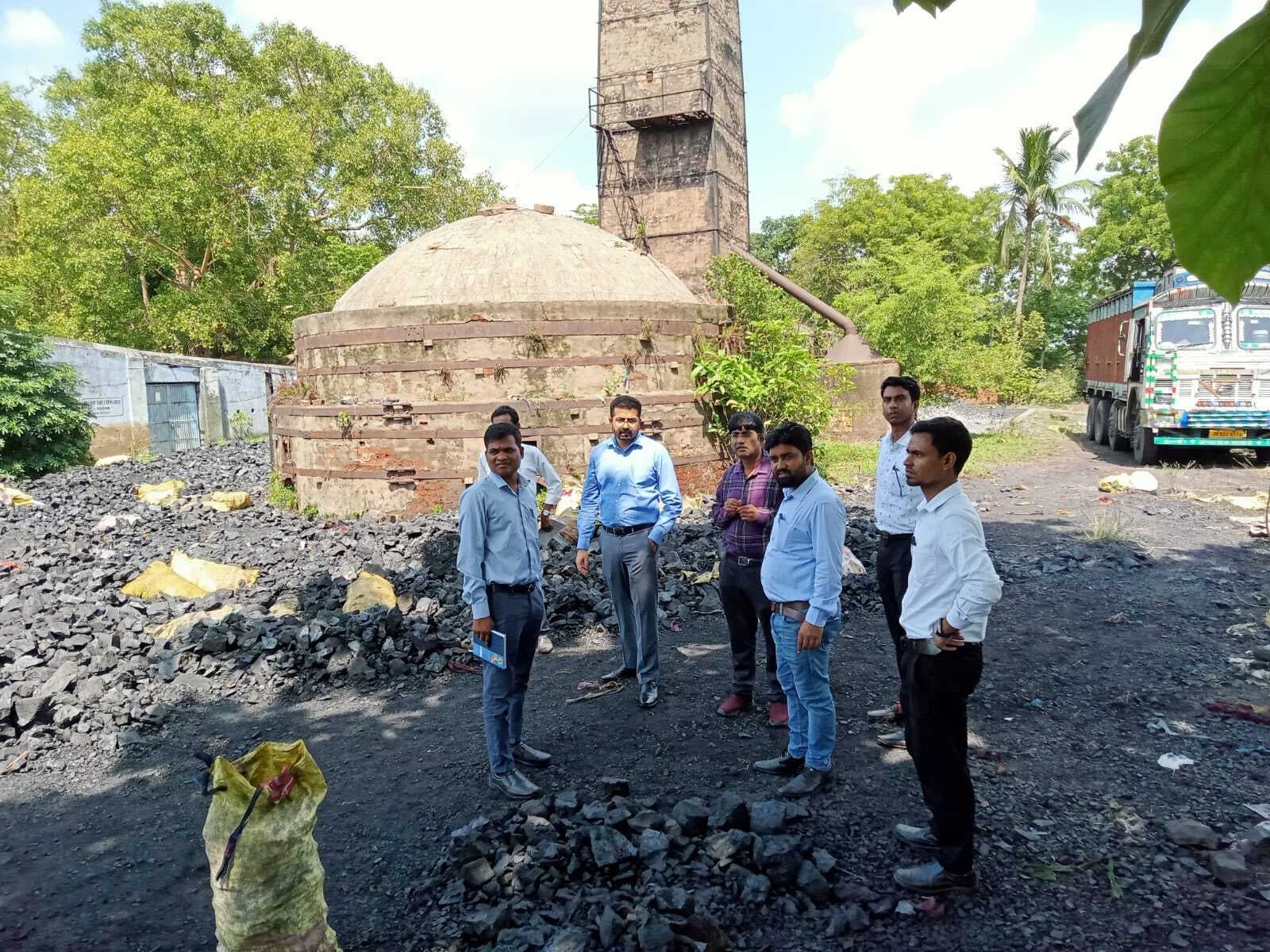 मुगमा के सक्षम उद्योग में दो ट्रक व भारी मात्रा में कोयला जब्त, प्राथमिकी की तैयारी