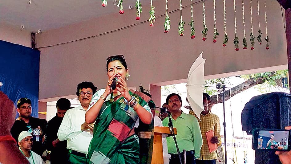 रचना ने की महुआ की प्रशंसा, बताया स्पष्ट वक्ता