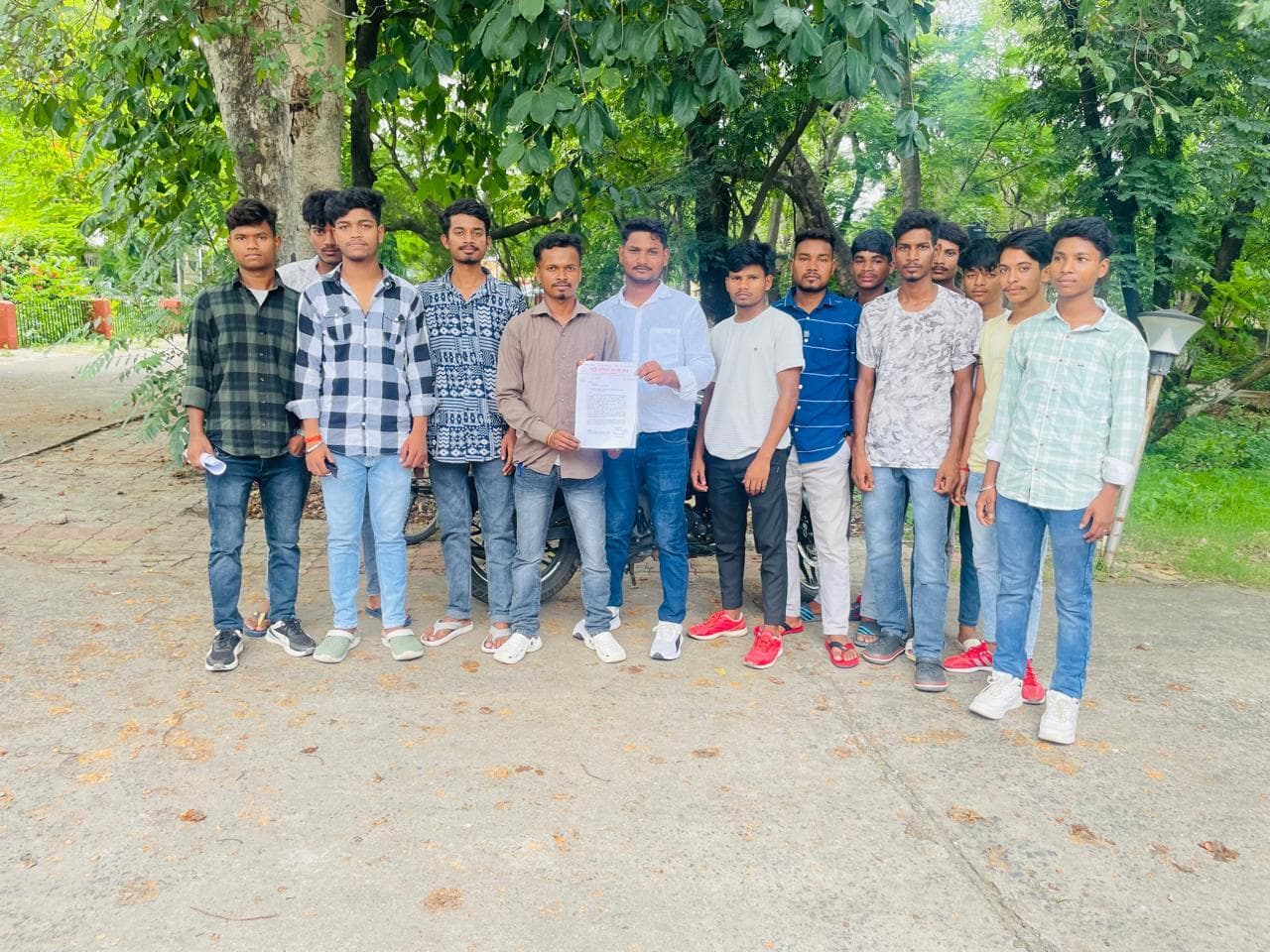 जाति, आवासीय प्रमाण पत्र नहीं बनने पर आयुक्त से की मुलाकात