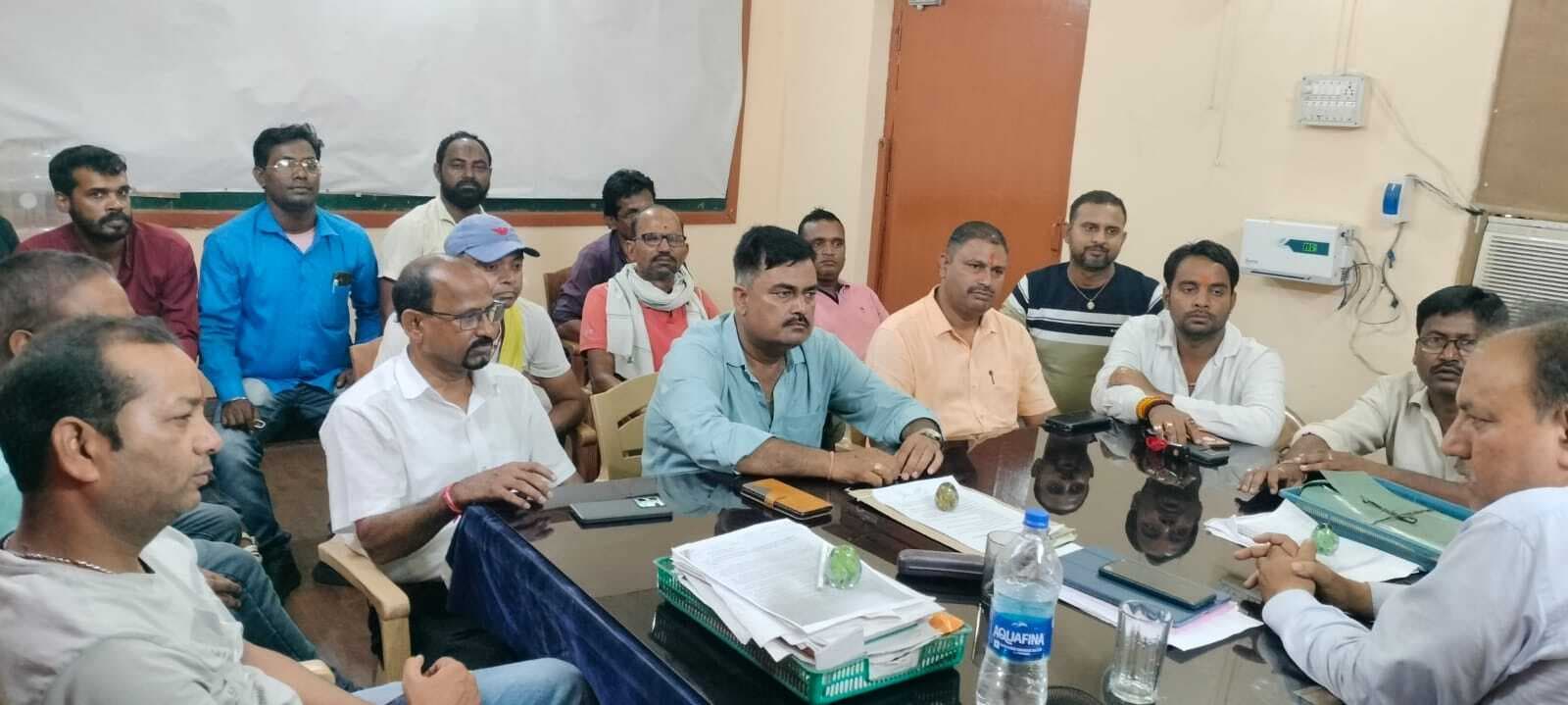 आकाशकिनारी : बिजली संकट से त्राहिमाम है कॉलोनीवासी, पीओ से वार्ता