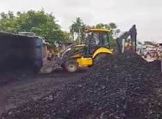 स्टेट हाइवे पर कोयला लदा ट्रक पलटा, लग गया जाम