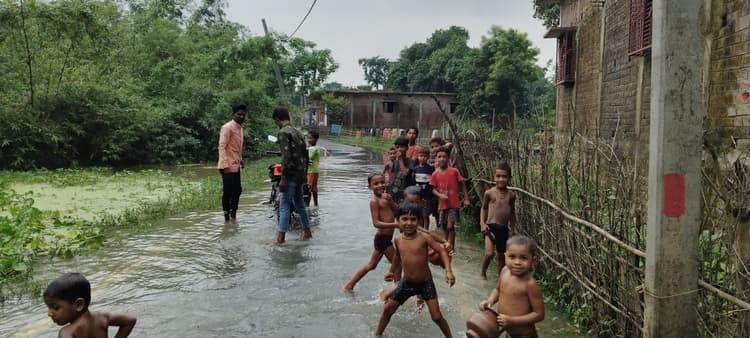 पलसा चौक से स्टेट हाइवे का संपर्क पथ डूबा  ,कई गांव में घुसा बाढ़ का पानी