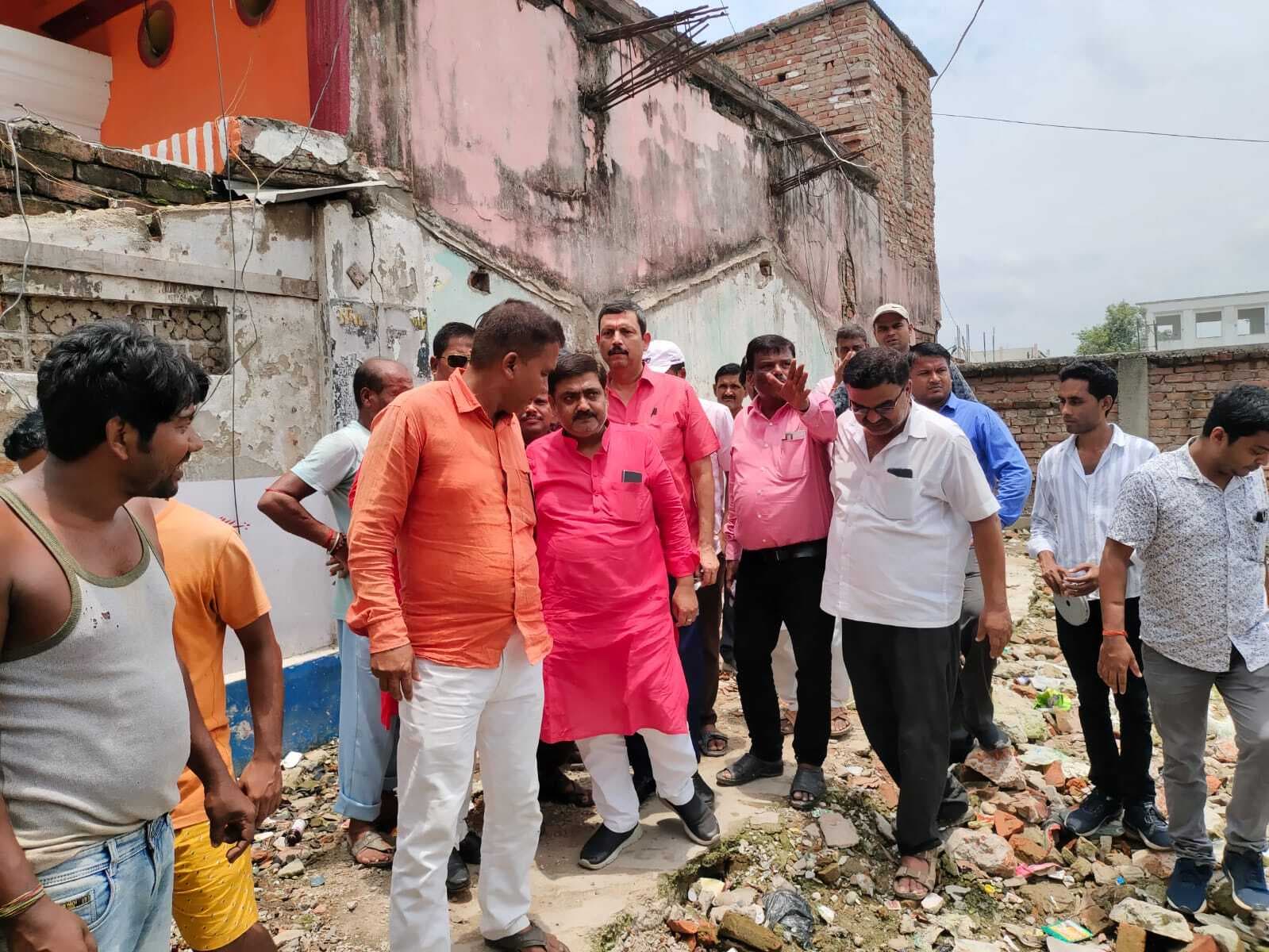 मुख्य सड़क से 20 फीट अंदर करें चाहरदिवारी का निर्माण