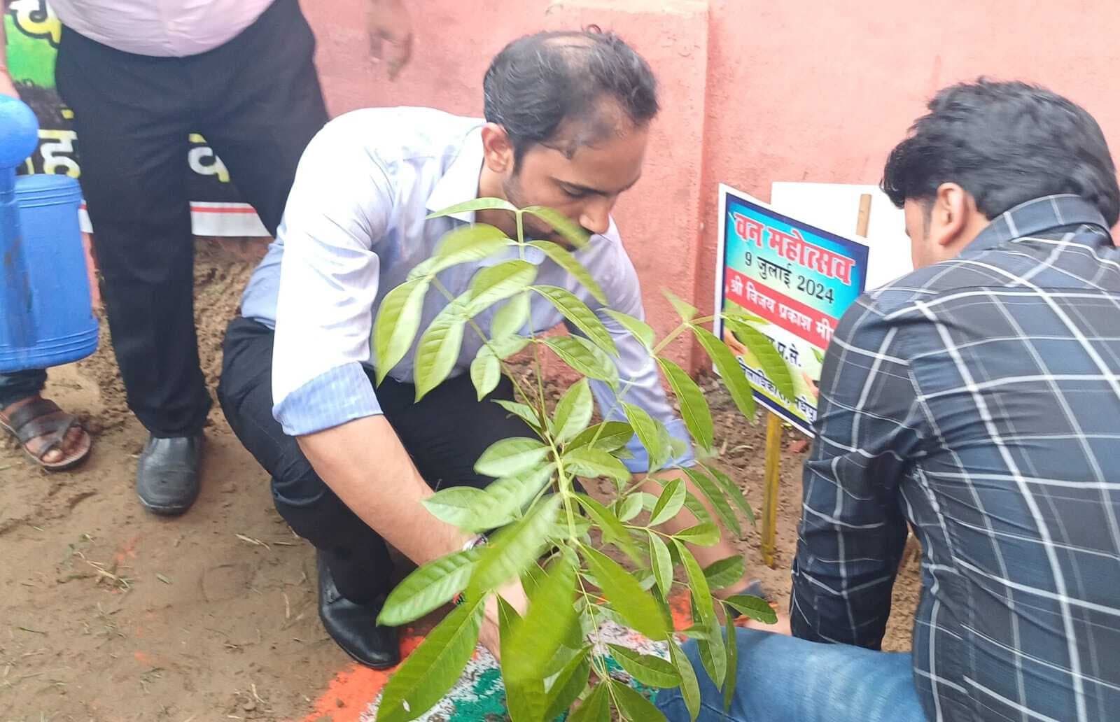 मंत्री श्रवण कुमार ने पौधारोपण कार्य का किया शुभारंभ