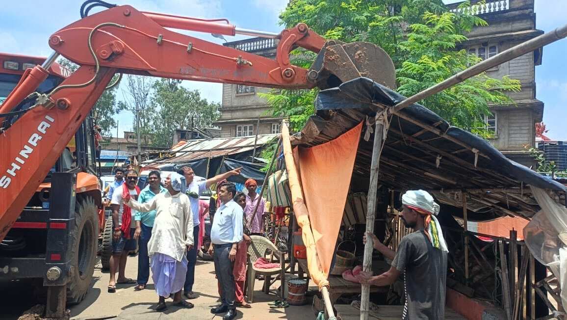 बासुकिनाथ में नपं प्रशासक के नेतृत्व में अतिक्रमणकारियों पर चला बुलडोजर, श्रावणी मेला में मंदिर जानेवाले सभी मार्ग को अतिक्रमण मुक्त रखा जायेगा : नपं प्रशासक