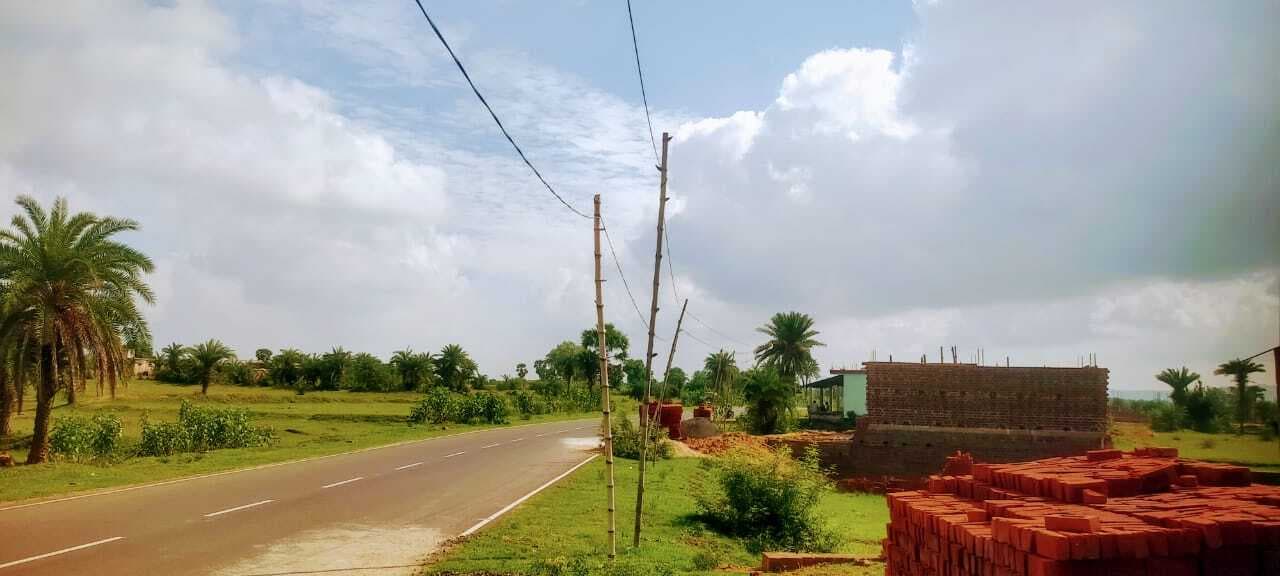 सड़क किनारे कई जगहों पर खंभे के बदले बांस व लकड़ी के सहारे खींचा गया है बिजली तार, दुर्घटना की आशंका