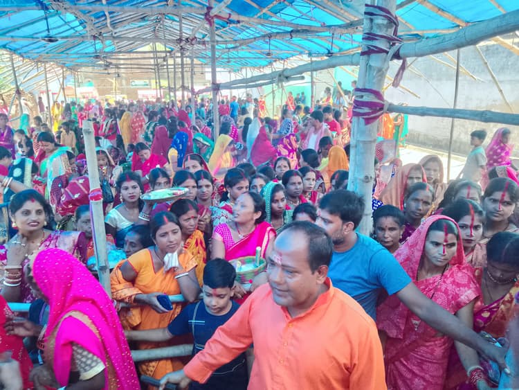 धूमधाम से की गयी मां विपदतारिणी की पूजा, महिलाओं ने सुनी कथा