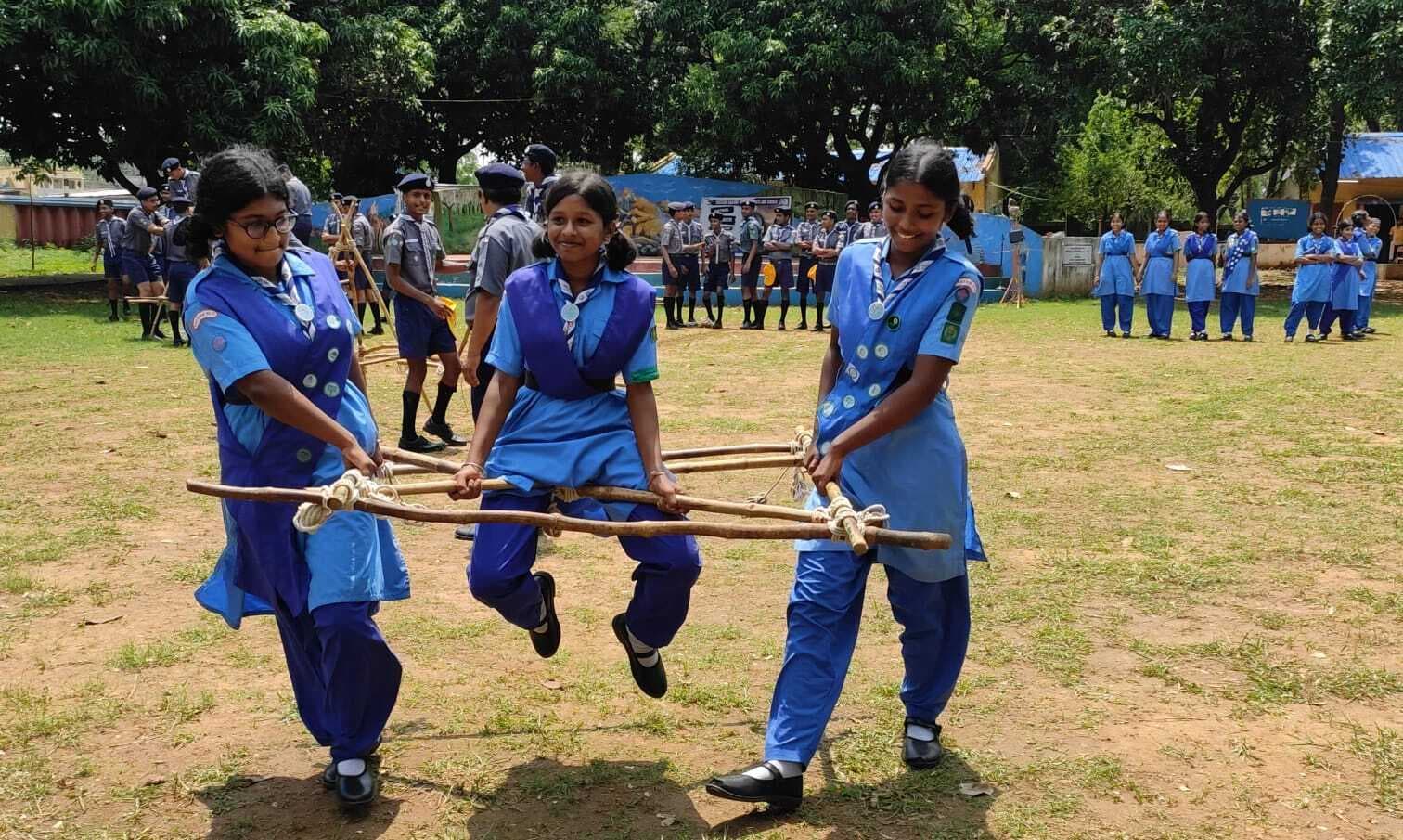 स्काउट्स के कैडेट्स ने विभिन्न गतिविधियों के जरिये क्षमताओं का किया प्रदर्शन, कैंप फायर रहा आकर्षण का केंद्र