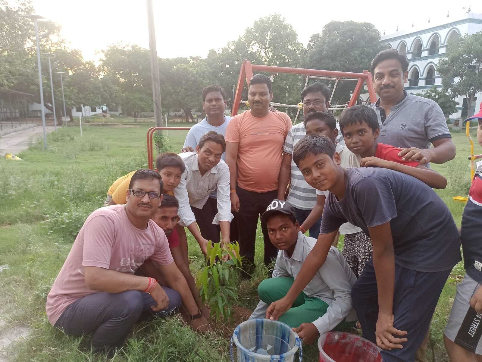 जेबीसी विद्यालय परिसर में किया गया पौधरोपण