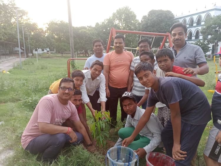 जेबीसी विद्यालय परिसर में किया गया पौधरोपण